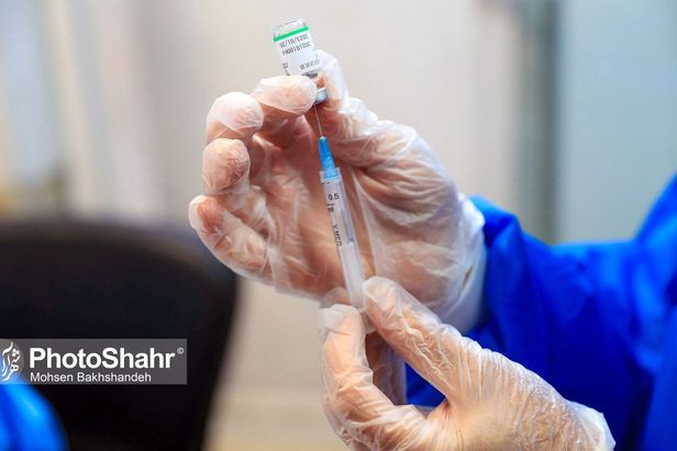 واکسینه نیروهای کارگری با اولویت پاکبانان حوزه معاونت خدمات شهری شهرداري مشهد در برابر بیماری کرونا آغاز شد.