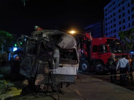 حادثه ورود کامیون آتش گرفته به منزل مسکونی در تهران + فیلم و عکس