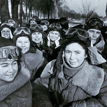خلبانان زن اتحاد جماهیر شوروی که به نام جادوگران شب شناخته می شدند زیرا هنگام شب ارتش نازی ها را بمباران می کردند - سال 1941