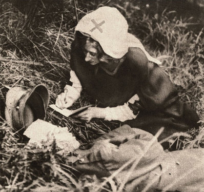 یک پرستار صلیب سرخ آخرین کلمات یک سرباز زخمی در حال مرگ را ثبت می کند - حدود سال 1917