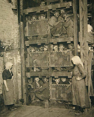 کارگران معدن ذغال سنگ در بلژیک که پس از یک روز کاری با آسانسور به سطح زمین باز گشته اند - دهه 1920