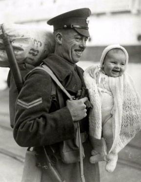 سرباز انگلیسی که به خانه بازگشته و دختر هشت ماهه خود را در آغوش گرفته است - سال 1945