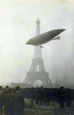 کشتی هوایی لو ژون از کنار برج ایفل در پاریس عبور می کند - سال 1903