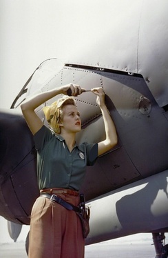 کارگر شرکت لاکهید مارتین در حال تعمیر بدنه هواپیمای پی-38 لایتنینگ در کالیفرنیا - سال 1944