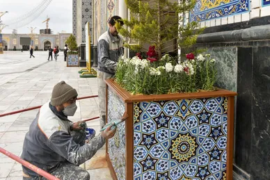 گل‌آرایی حرم مطهر رضوی در آستانه عید نوروز