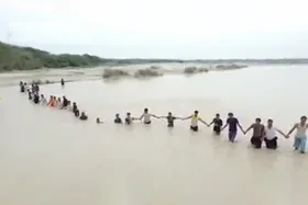 ویدئو | تلاش مردم زرآباد سیستان و بلوچستان برای پیداکردن نوجوان ۱۶ ساله