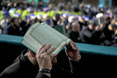 مراسم احیاء شب ۱۹ ماه رمضان در حرم مطهر رضوی