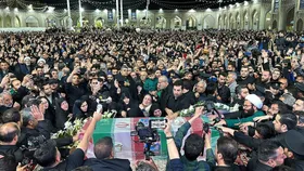 وداع پرشور زائران و مجاوران  رضوی با پیکر شهید امیرعبداللهیان در حرم مطهر رضوی + فیلم