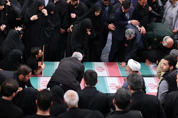 اقامه نماز رهبر معظم انقلاب بر پیکر شهدای حمله تروریستی به سفارت ایران در دمشق + فیلم و تصاویر