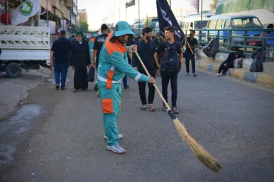 خدمت پاکبانان مشهدی به زائران اربعین در نجف اشرف