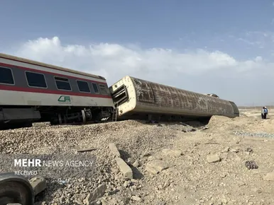 عکس‌هایی از خروج قطار مسافربری از ریل مسیر مشهد به یزد