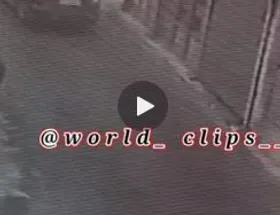 لحظه سرقت گردنبند زن سالخورده در کوچه حین جارو زدن + فیلم