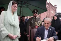 شعر رئیس جمهور در دفتر یادبود آرامگاه اقبال لاهوری + عکس