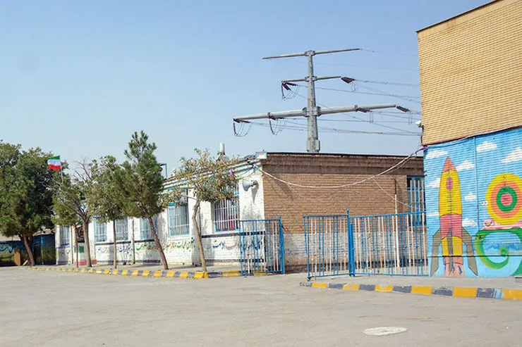جدال دانش آموزان با پست برق فشارقوی در شهرک قدس