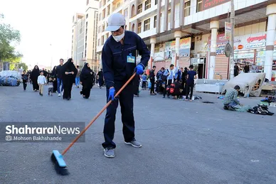 نظافت و رفت و روب معابر نجف اشرف توسط پاکبانان مشهدی در روز اربعین