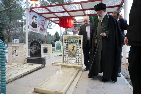 حضور رهبر معظم انقلاب در حرم مطهر امام راحل و گلزار شهدای بهشت زهرا (س) در آستانه دهه فجر (۱۱ بهمن ۱۴۰۲) + عکس