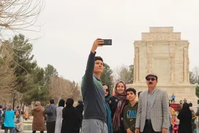 حضور گردشگران در آرامگاه فردوسی در نوروز ۱۴۰۱