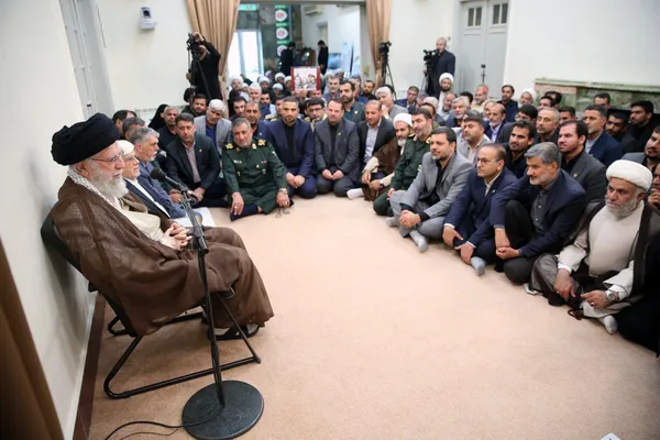 رهبر معظم انقلاب در دیدار دست‌اندرکاران کنگره شهدای کهگیلویه‌وبویراحمد: هدف دشمن از جنگ روانی در عرصه نظامی ایجاد ترس و عقب‌نشینی است + فیلم و عکس