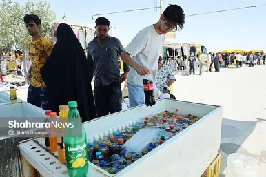 در جمعه بازار بدون سایه ، فروش نوشیدنی سرد رونق زیادی داشت