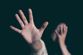 یک فعال سیاسی: حدود ۱۰ سال از معطل ماندن لایحه مقابله با خشونت علیه زنان می&zwnj;گذرد