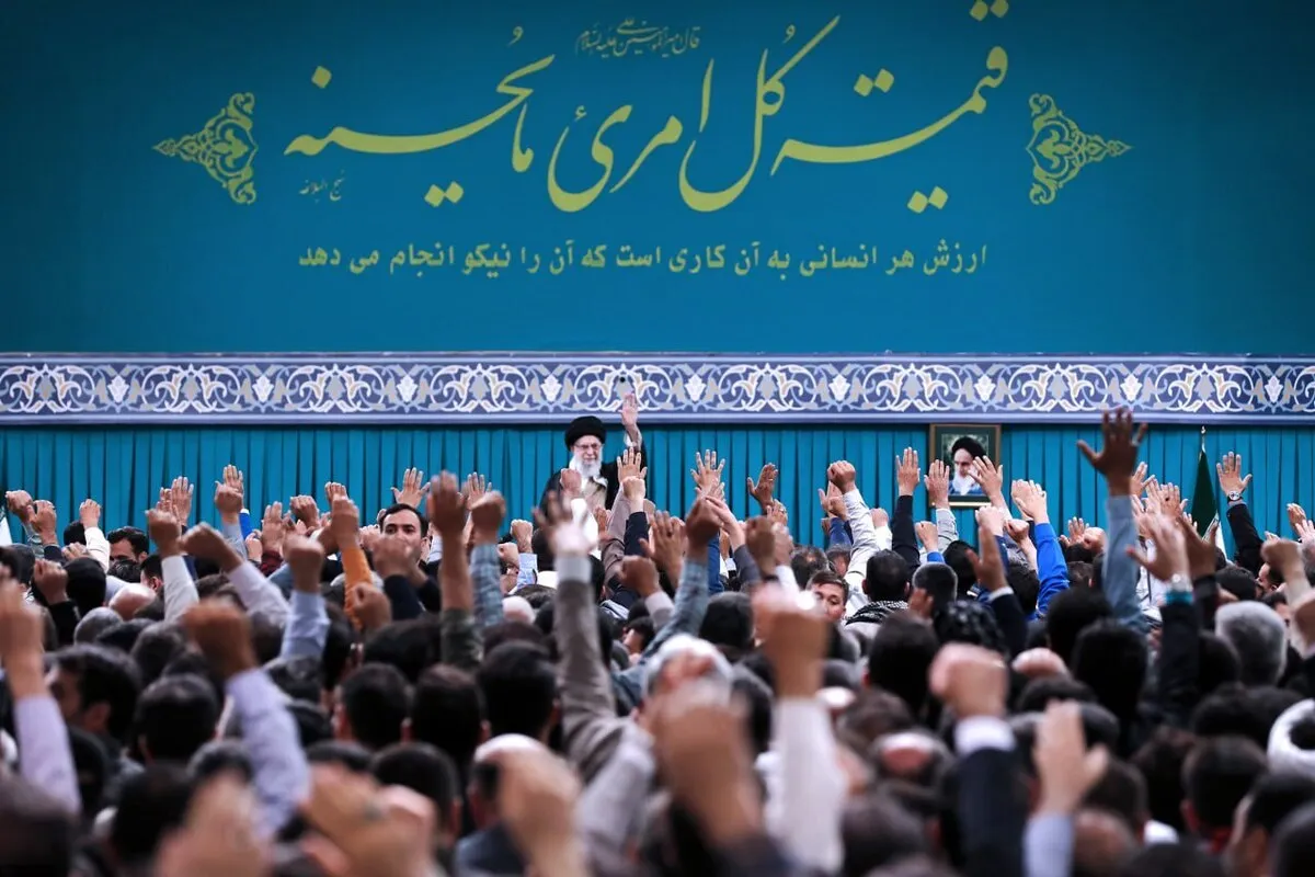 رهبر معظم انقلاب: کارگران سرمایه اصلی برای تحقق شعار سال هستند |  یکی از افتخارات شهید رئیسی احیای ۸ هزار کارخانه بود + فیلم