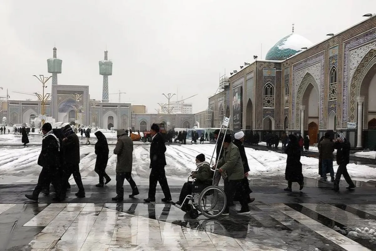 اقدامات خادمان حرم امام‌رضا(ع) برای تردد امن زائران در شرایط برفی