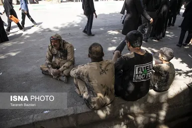 محرم ۱۴۰۴ | عکس‌هایی از آیین گل مالی روز عاشورا در خرم آباد