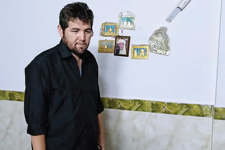 گذرنامه دارم و کسی کمکم نمی‌کند