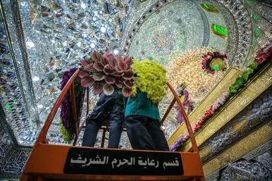 عکس‌هایی از گل‌آرایی ضریح شش گوشه امام حسین(ع)