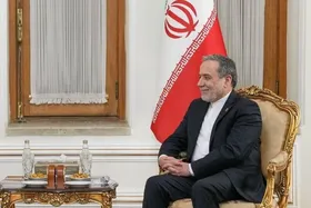 آغاز رسمی مأموریت سفرای جدید لبنان، آلمان و قرقیزستان با تقدیم رونوشت استوارنامه به عراقچی در تهران