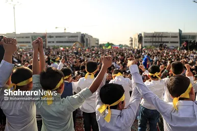 اجرای سرود «سلام فرمانده» با حضور دهه هشتادی و نودی ها در عرصه میدان شهدا مشهد