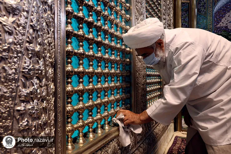غبارروبی ضریح مطهر رضوی به مناسبت دهه کرامت