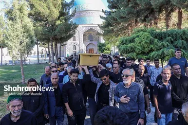 عکس‌هایی از تشییع پیکر پدر خداداد عزیزی در مشهد