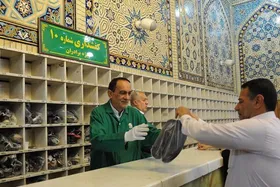 خدمت&zwnj;رسانی ویژه کفشداران حرم مطهر رضوی به زائران دهه کرامت