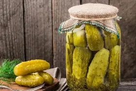 آیا لایه سفید روی آب خیارشور&zwnj;های فله خطرناک است؟