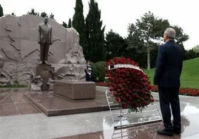 پزشکیان به آرامگاه حیدر علی&zwnj;اف ادای احترام کرد