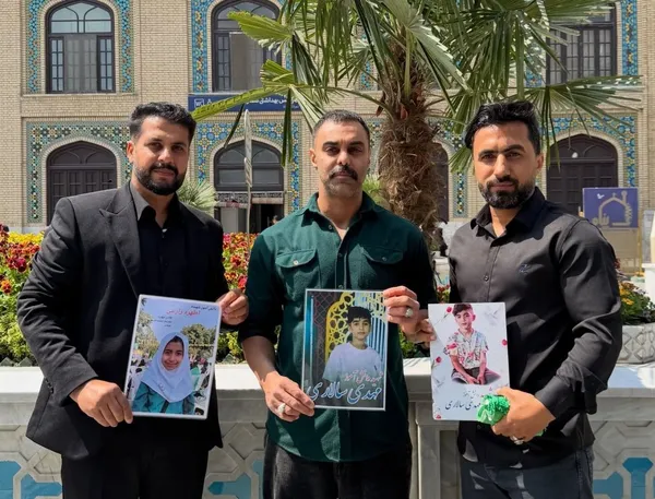 دیدار مهدی ماهانی، بازیگر با خانواده شهدای مدرسه میناب + تصاویر