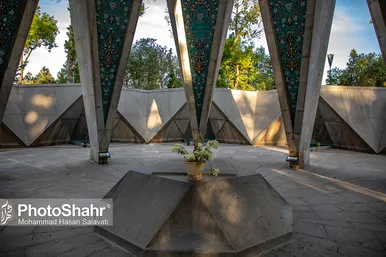 آرامگاه حکیم عمر خیام در نیشابور