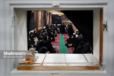 بانوان در حال گوش دادن به سخنرانی هستند