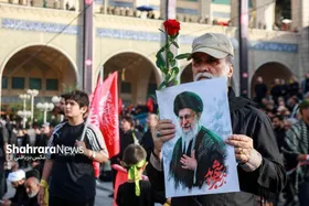 گلباران پیکر مطهر رهبر شهید در طول مراسم تشییع در مشهد + فیلم