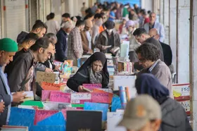 &laquo;جمعه&zwnj;بازار کتاب مشهد&raquo; در جمعه بارانی مشهد (۲۸ اردیبهشت ۱۴۰۳) + تصاویر