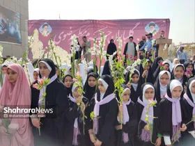دختران مشهدی به مناسبت میلاد حضرت معصومه (س) حرم مطهر رضوی را گلباران کردند + فیلم