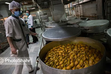 آماده سازی غذای متبرک مهمانسرای حضرت رضا (ع)