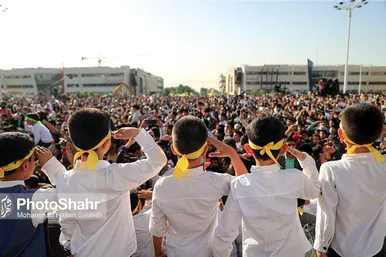 اجرای سرود «سلام فرمانده» با حضور دهه نودی ها در عرصه میدان شهدا