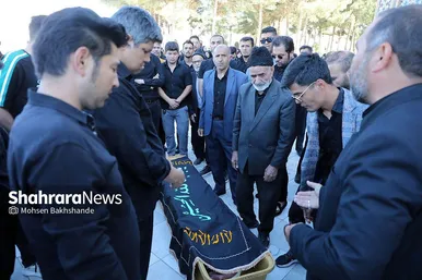 عکس‌هایی از تشییع پیکر پدر خداداد عزیزی در مشهد
