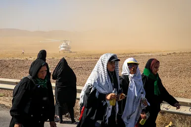 زائران پیاده در مسیر حرم مطهر رضوی
