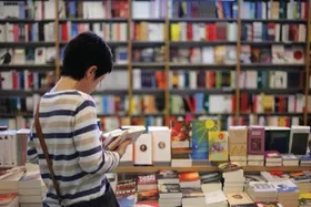 بررسی تاثیر کتاب&zwnj;های ترجمه | غریبگی کودکان با زبان فارسی