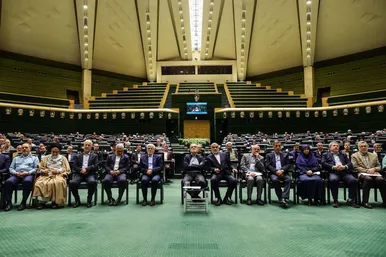 تصاویری از جلسه غیرعلنی مجلس با حضور رئیس‌جمهور و اعضای هیئت دولت (۱۸ شهریور ۱۴۰۴)