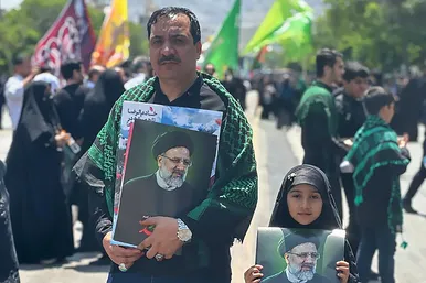 همه برای آخرین دیدار با شهید جمهور آمده‌اند (۳ خرداد ۱۴۰۳)