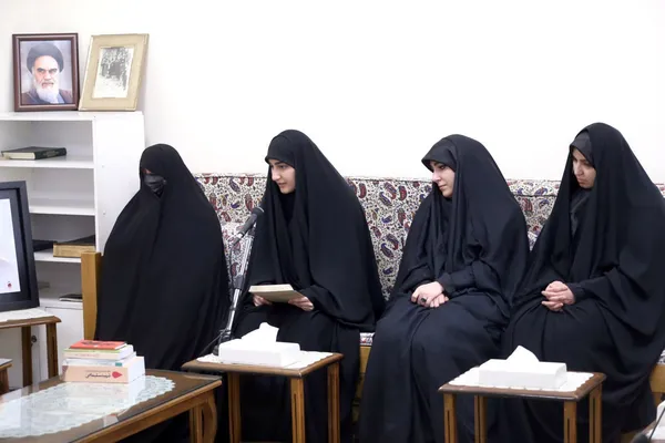 رهبر معظم انقلاب در دیدار با خانواده شهید سلیمانی: مهم‌ترین نقش و خدمت این شهید بزرگوار، احیای جبهۀ مقاومت در منطقه بوده است